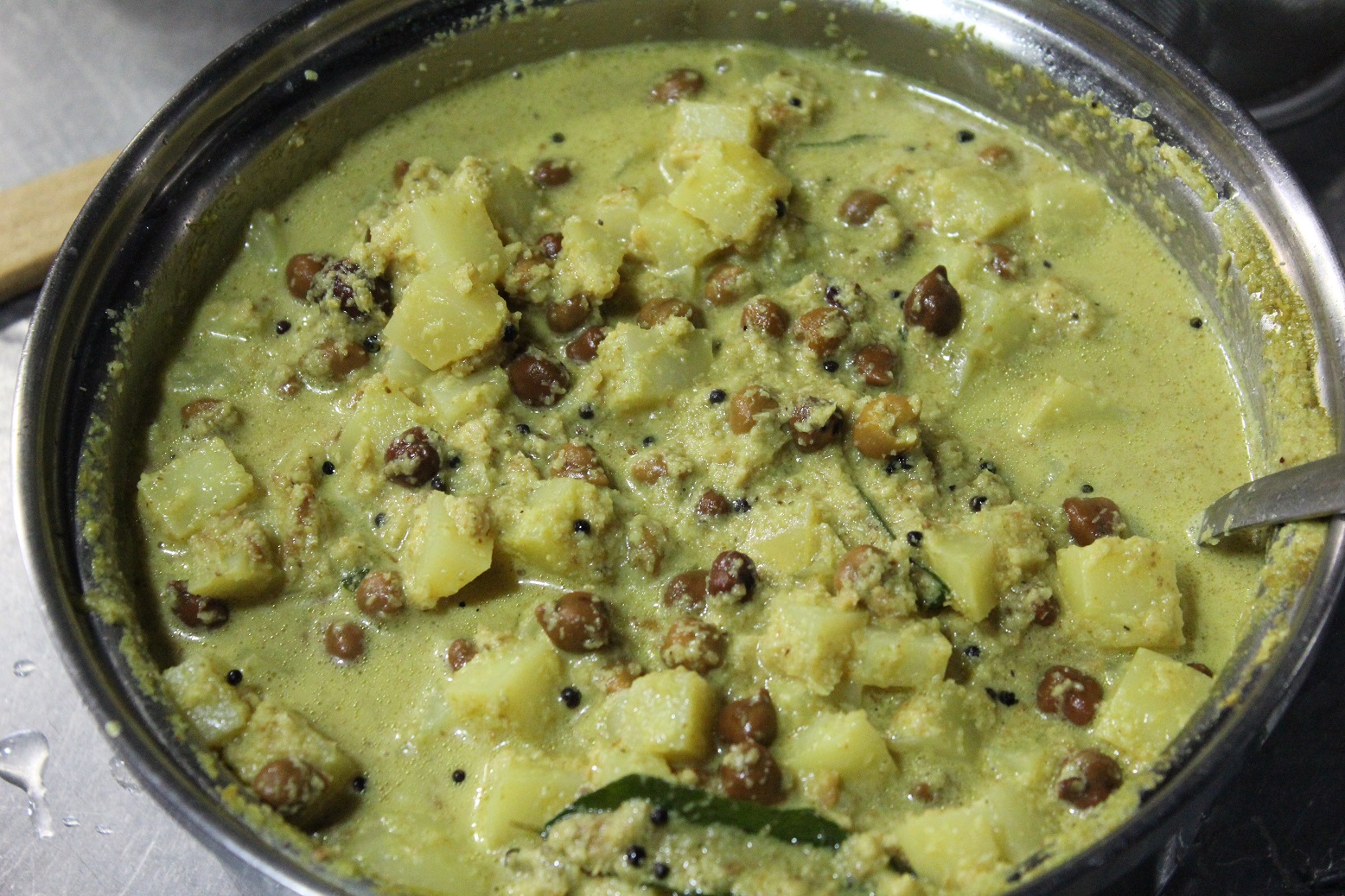 皮付きひよこ豆とじゃが芋の、焦がしココナッツカレー「クートゥカリ」のレシピ